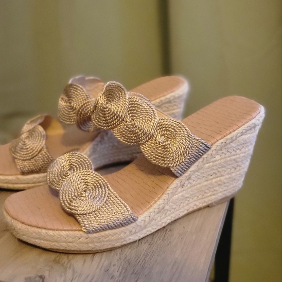 Gold Wedges - Picture 2 of 3